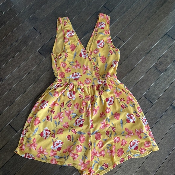 Women’s floral Romper/jumpsuit size XS - Picture 3 of 6